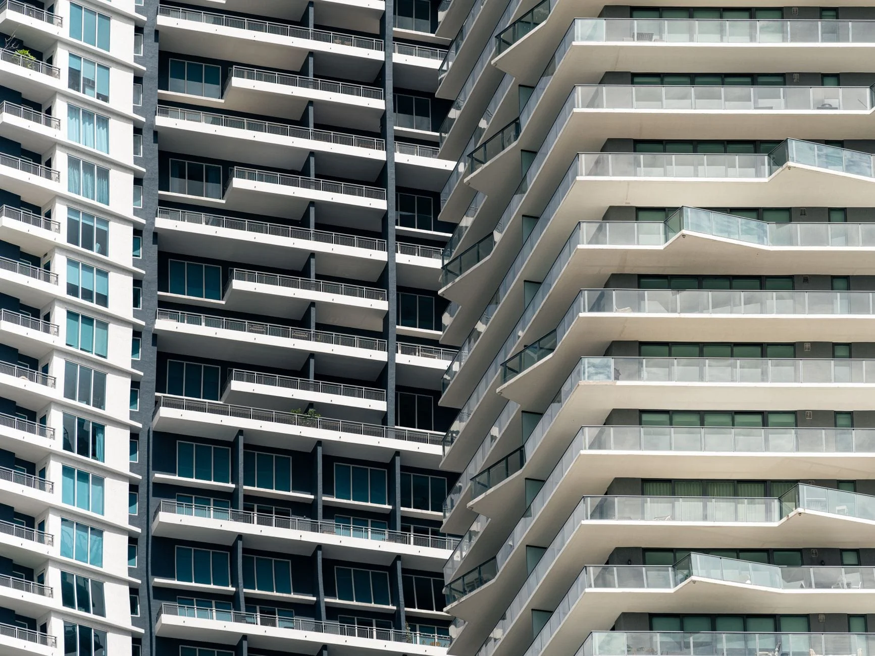 Modern konut bloklarının geometrik cepheleri